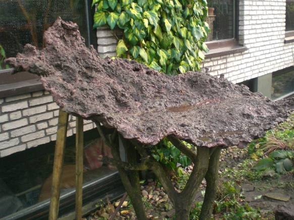 Die Maße dieser Felsenunterlage liegen bei ca. 2,00 x 1,20 Metern auf einem Eichengestell.